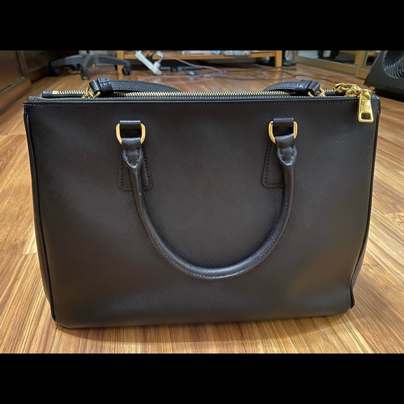 Black Saffiano Prada - medium size - Picture 3 of 12